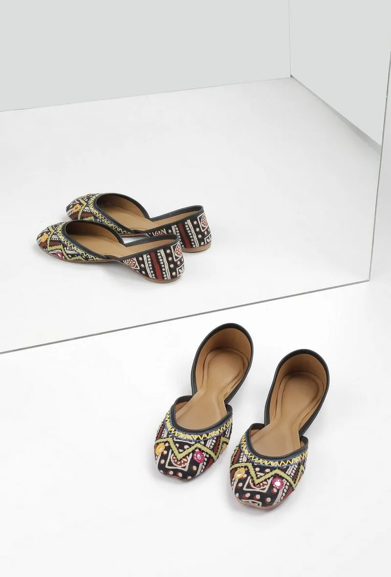 Black Kutch Embroidered Juttis